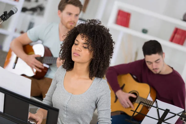 Jonge band muziek afspelen van een song in een opnamestudio — Stockfoto