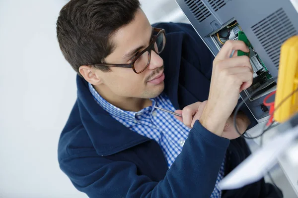 Computer hardware engineer en computer — Stockfoto