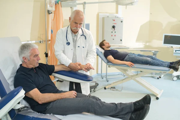 Dokter Senior patiënten bloed te verzamelen voor de Test In het ziekenhuis — Stockfoto