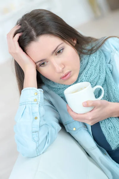 Νεαρή γυναίκα λυπημένος με καφέ ή τσάι — Φωτογραφία Αρχείου