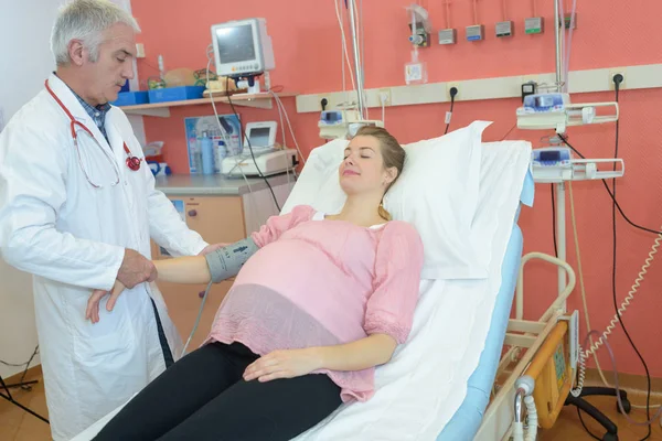 Monitoring a pregnant woman — Stock Photo, Image