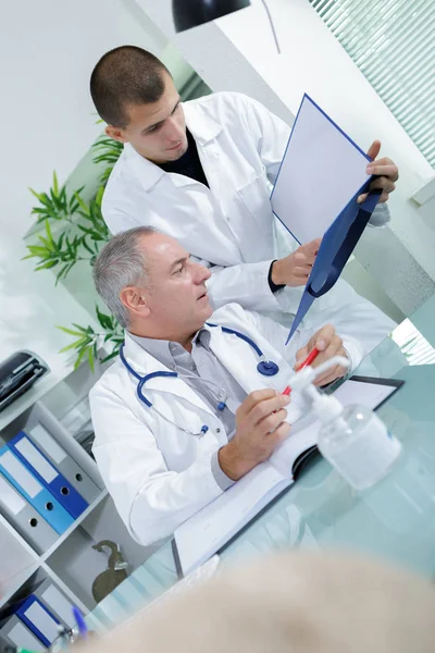 Lékař zdravotní péče a medicíny nemocnice — Stock fotografie