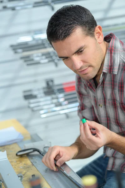 Travailleur professionnel travaillant sur une machine à l'atelier de guitare — Photo