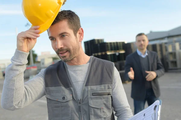 Engenheiro estressado e construtor chateado saindo — Fotografia de Stock