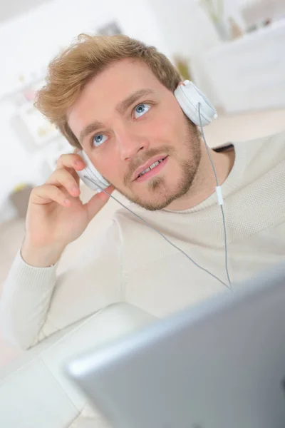 Homem ouvindo a música — Fotografia de Stock