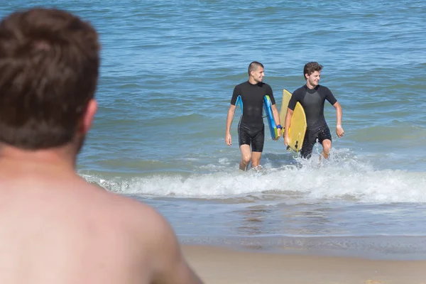 Gençler eğleniyor bir bodyboard ile plajda — Stok fotoğraf