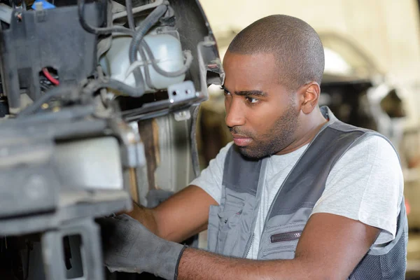 Meccanico che lavora nella riparazione garage manutenzione auto — Foto Stock
