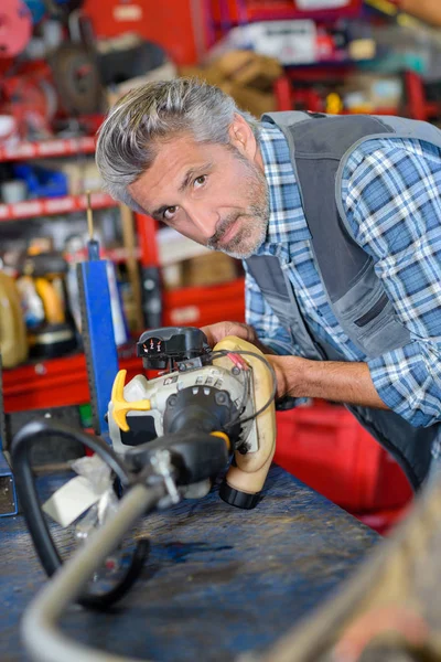 Strimmer tamir tamirci ve mekanik — Stok fotoğraf