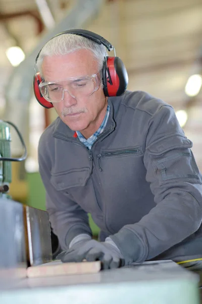 Afbeelding van volwassen timmerman in de werkplaats — Stockfoto