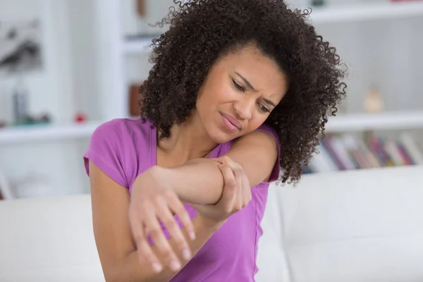 Vrouw bedrijf pijnlijke elleboog — Stockfoto