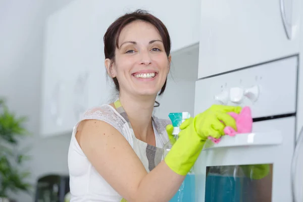 Donna che pulisce la cucina donna adulta lavaggio casa — Foto Stock