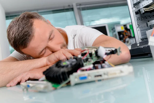 Sleepy computer technician and asleep — Stock Photo, Image