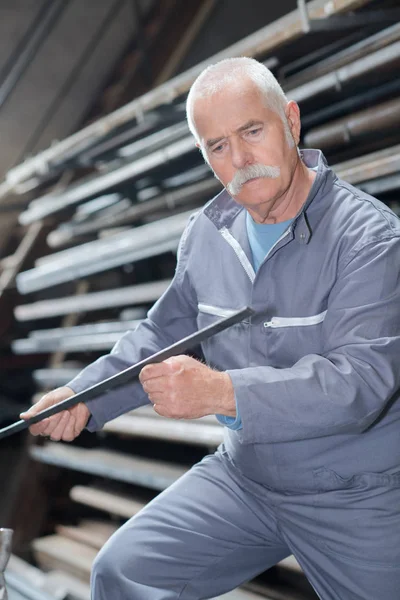 Trabajador industrial en planta de fabricación — Foto de Stock