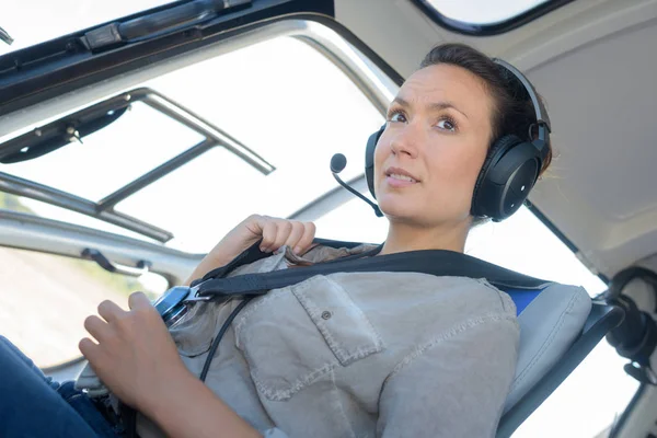 Jovem piloto de helicóptero mulher — Fotografia de Stock