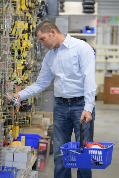 Man shopping i järnhandel — Stockfoto