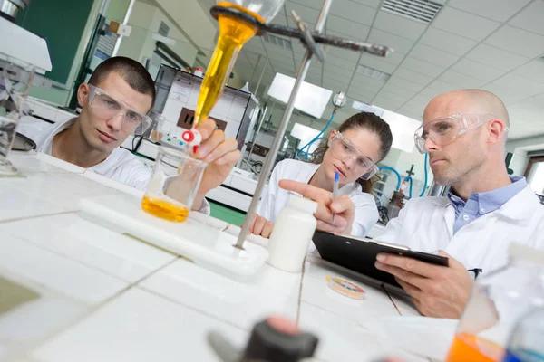 Bilim öğrencileri üniversite laboratuar kimyasallar ile çalışma — Stok fotoğraf