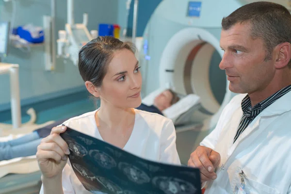 På röntgenavdelningen och radiologist — Stockfoto