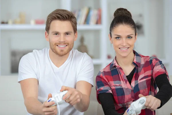 Pareja jugando videojuego — Foto de Stock