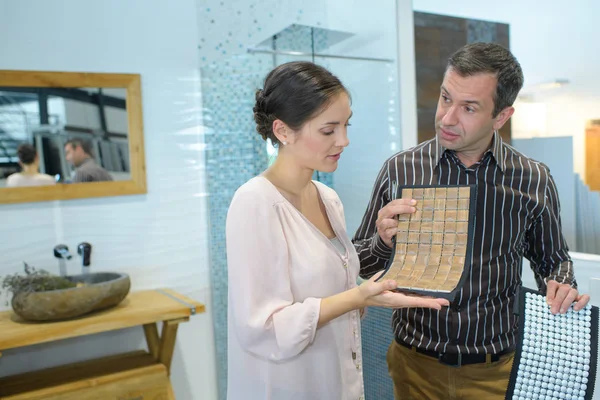 Пара ищет керамической мозаики для ванной комнаты в магазине — стоковое фото