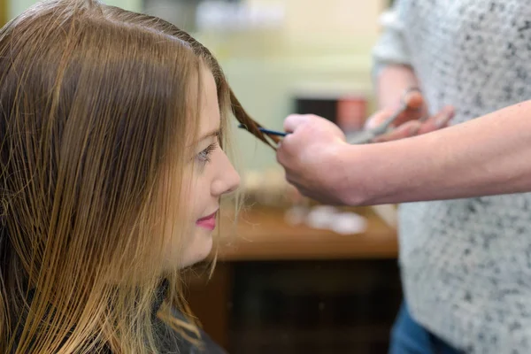 Avere un taglio di capelli e tagliare — Foto Stock