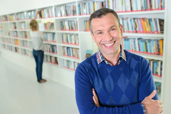 Fiducioso bibliotecario sorridente e professione — Foto Stock