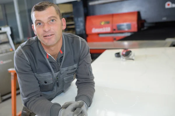 Automechaniker posiert in Garage — Stockfoto