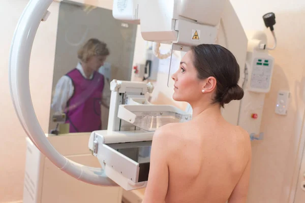 女性患者在医院的乳腺放射成像测试 — 图库照片