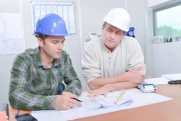 Two labourers checking documents — Stock Photo, Image