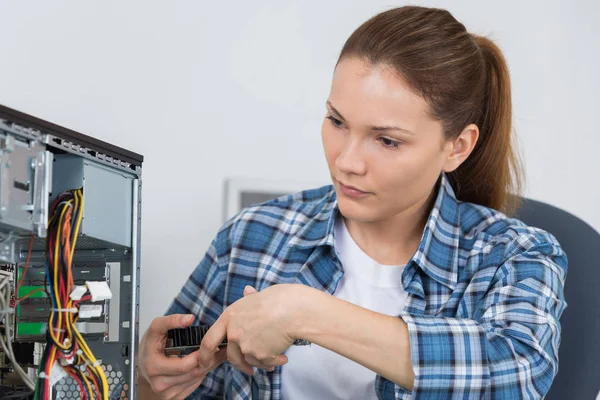 Pruebas técnicas de equipos electrónicos en el centro de servicio — Foto de Stock