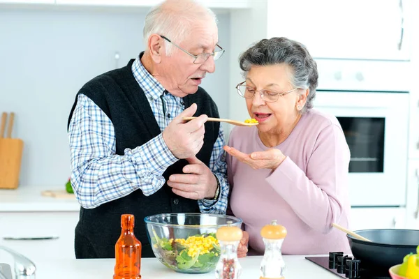 Coppia anziana in cucina cucinare insieme — Foto Stock