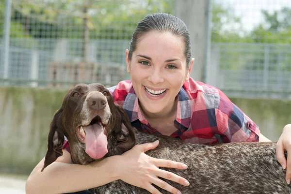 Retrato de mujer acurrucándose Perro puntero — Foto de Stock