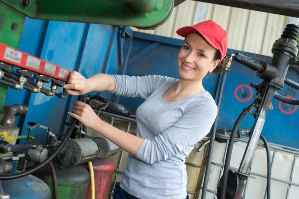 Porträtt av kvinna slår på industriella gasförsörjning — Stockfoto