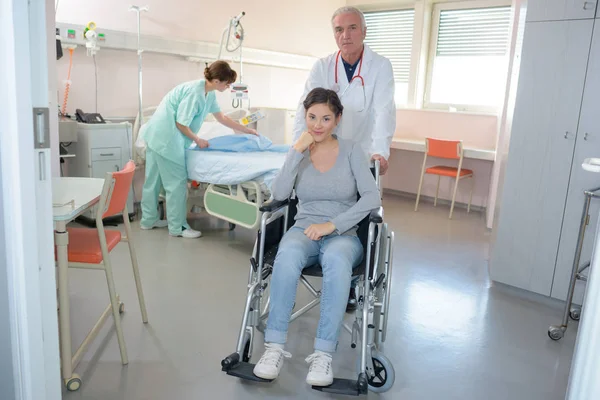 Överföring av patienten och arbete — Stockfoto