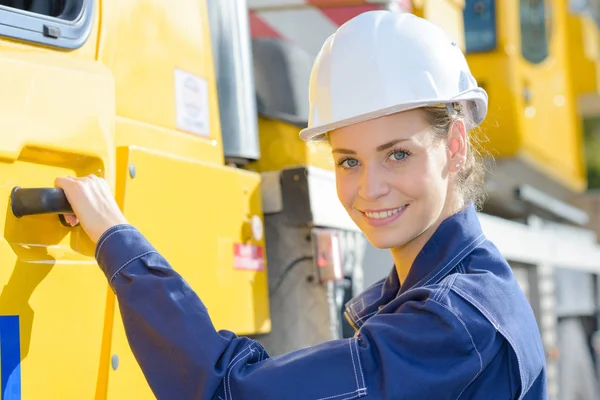 Vrouw vrachtwagenchauffeur krijgen in de cabine — Stockfoto