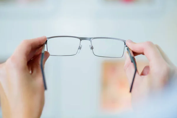 Proberen glazen bij de opticien — Stockfoto