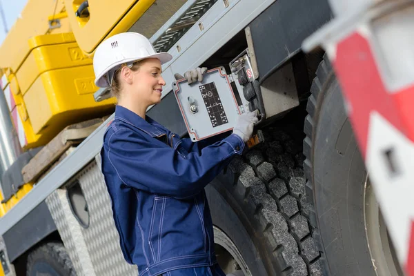 Werknemer controle van het voertuig — Stockfoto