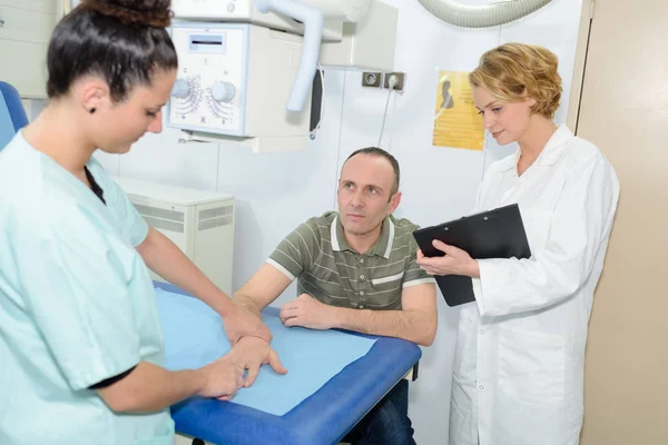 Paciente masculino está teniendo una consulta con el médico femenino —  Fotos de Stock
