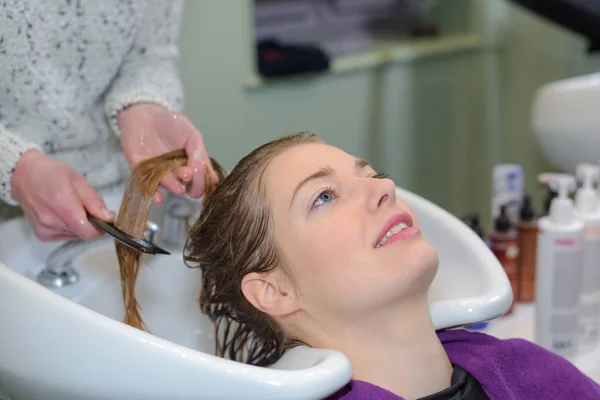 Γυναίκα έχοντας το hairwashed σε ένα σαλόνι — Φωτογραφία Αρχείου