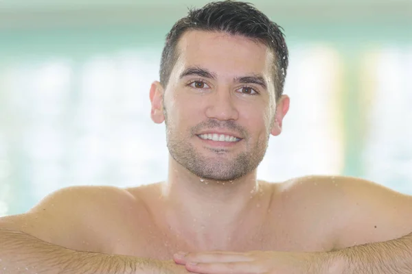 Homem bonito na piscina — Fotografia de Stock