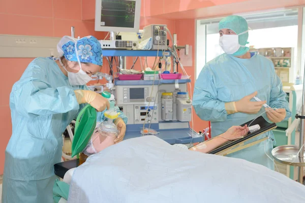 Cirurgiões em trabalho operando em teatro cirúrgico — Fotografia de Stock