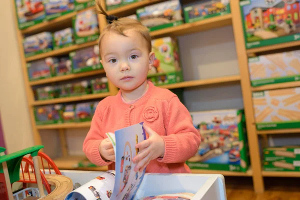 Bedårande flicka att utforska barnen mall — Stockfoto