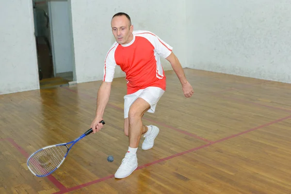 Hombre jugando squash y squash — Foto de Stock
