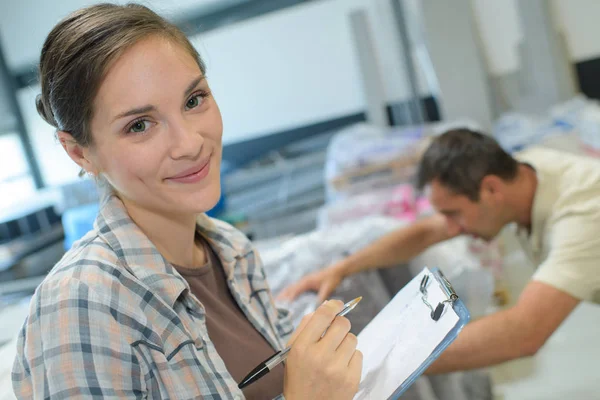 Vackra kvinnliga designer med Urklipp i office — Stockfoto