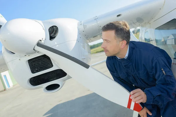Mechaniker überprüft Propeller an Flugzeugen — Stockfoto