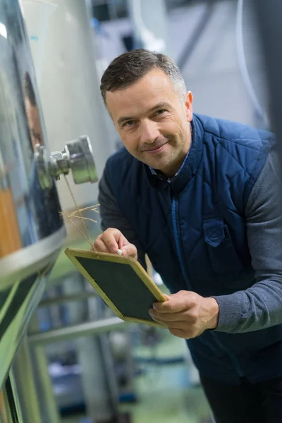 Uomo che prende appunti in birreria — Foto Stock