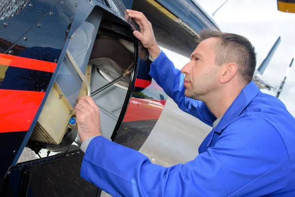 Hombre que inspecciona aviones y mecánicos —  Fotos de Stock