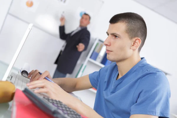 Estudiante resolviendo problemas en su calculadora — Foto de Stock