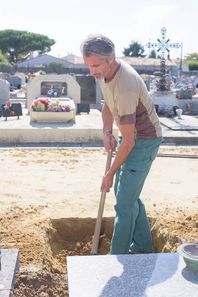 Homem preparando sepultura e sepultura — Fotografia de Stock