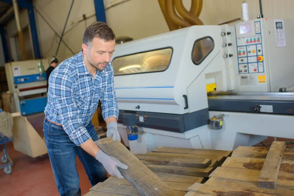 Man die met hout werkt — Stockfoto