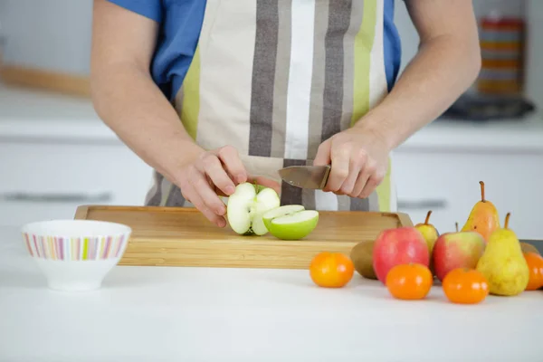 Jabłko cięcia na deski do krojenia — Zdjęcie stockowe
